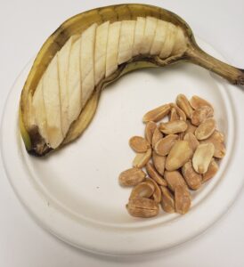 sliced banana-shelled peanuts