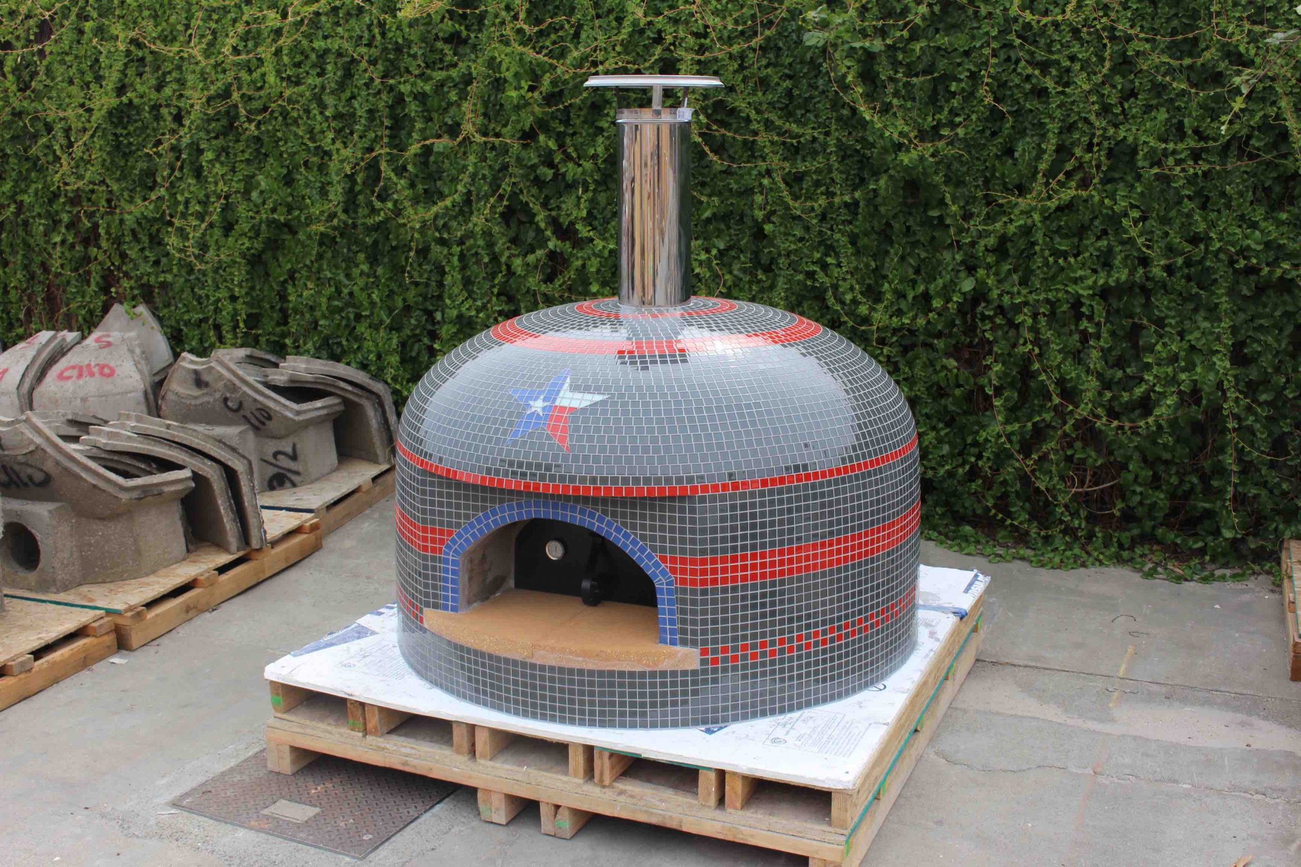 https://www.fornobravo.com/wp-content/uploads/2016/05/Vevusio90-pizza-oven-Gray-with-Texas-flag-colors-scaled.jpg