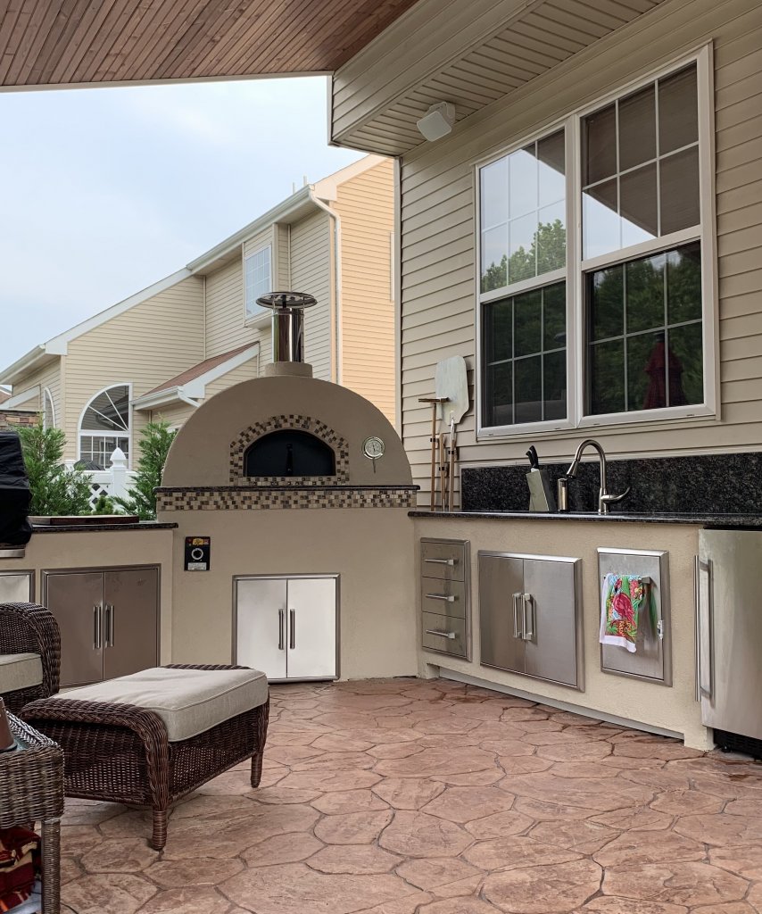 Toscana pizza oven in outdoor kitchen