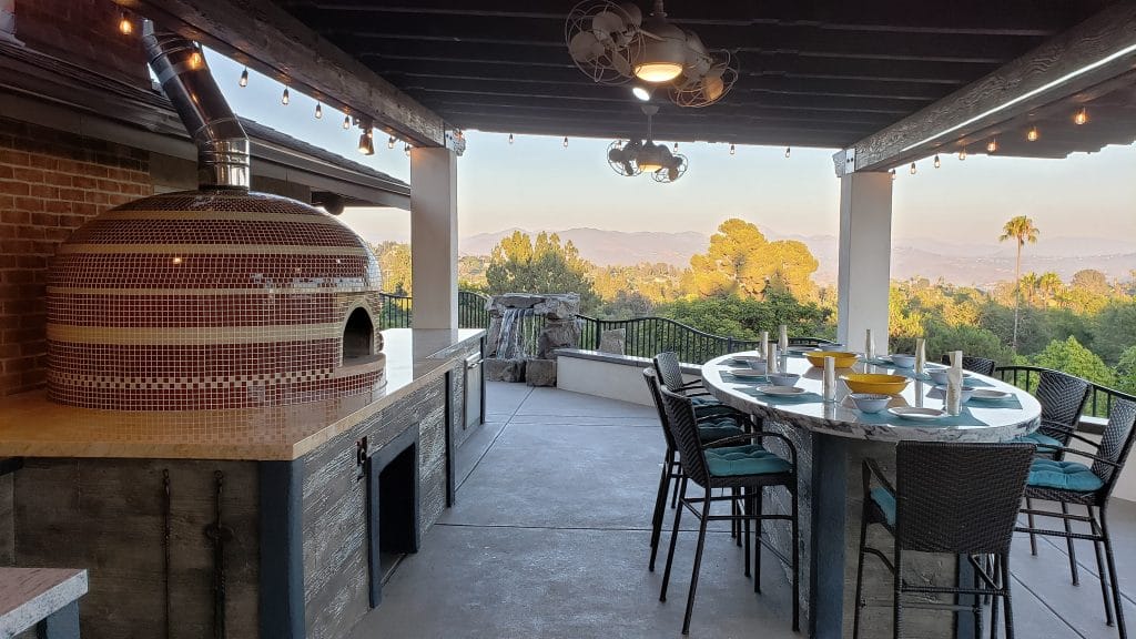 Outdoor Dining Area-PIzza Oven