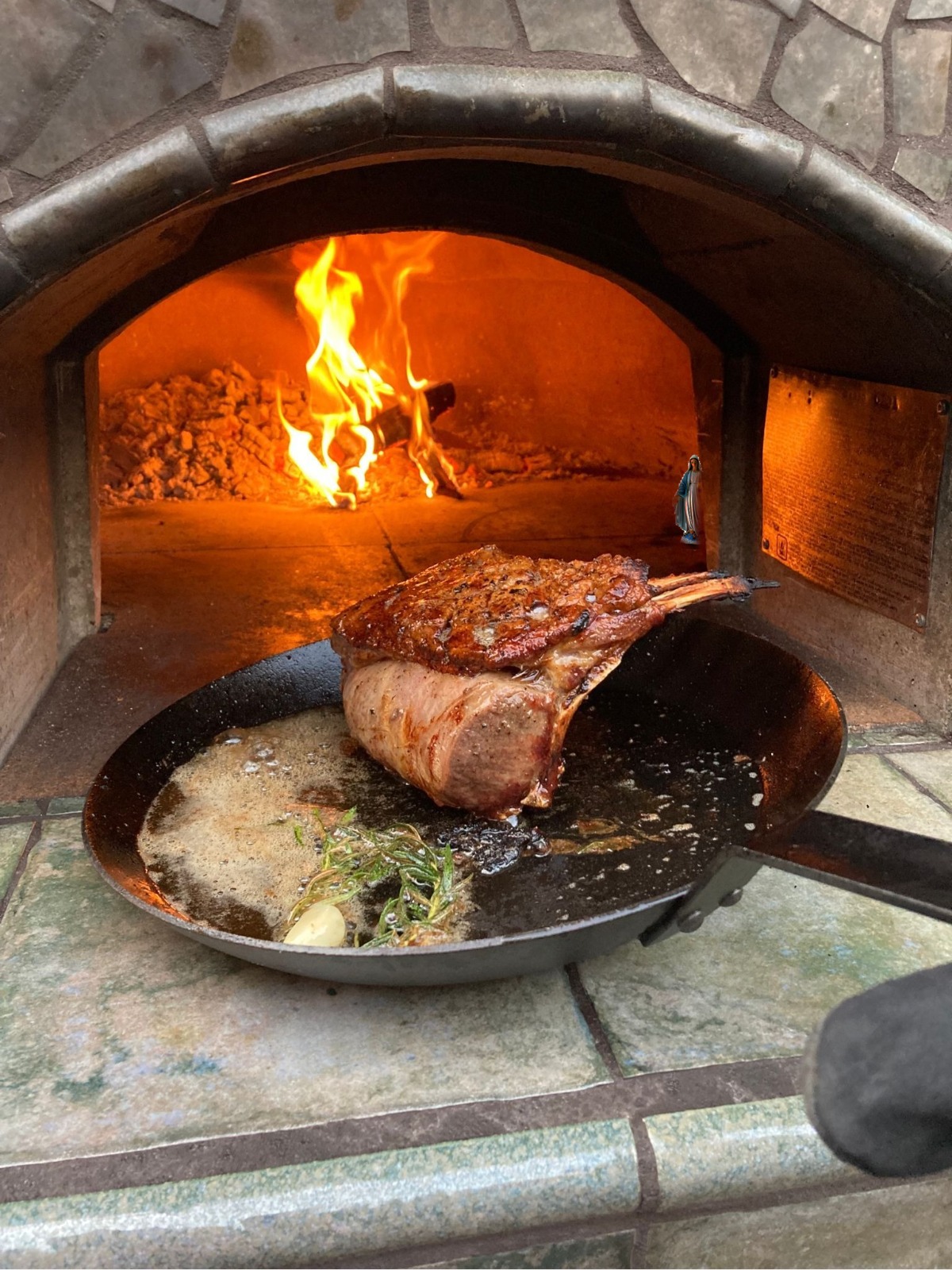 Casa80 Oven Mouth Fire Lamb Chops In Cast Iron Pan Forno Bravo. Authentic Wood Fired Ovens